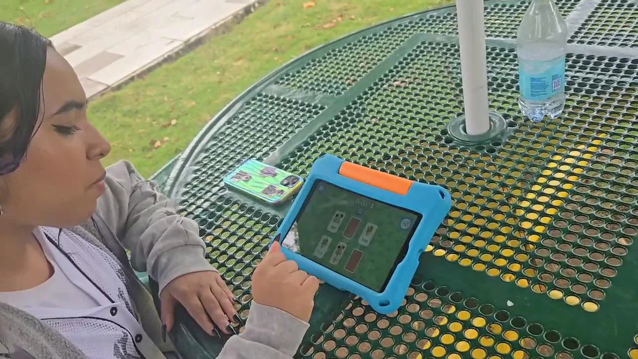 Niña usando una actividad de CONECTA en una tableta