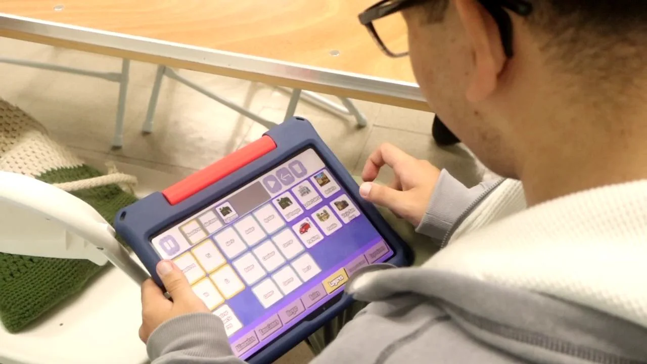 Persona usando el comunicador CONECTA en una tableta