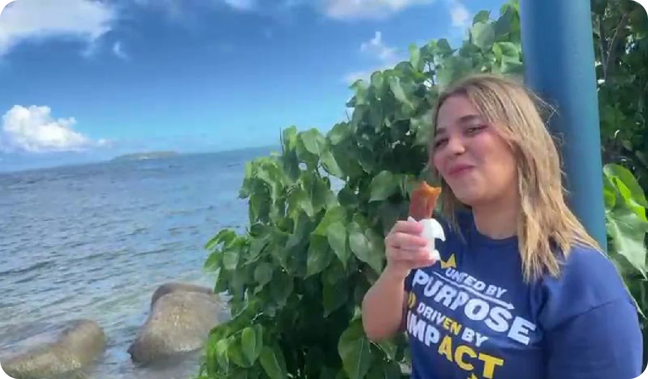 Joven disfrutando de comida típica frente al mar en Puerto Rico