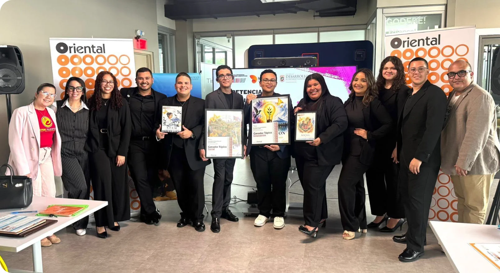 Equipo de CONECTA con sus premios en Enactus